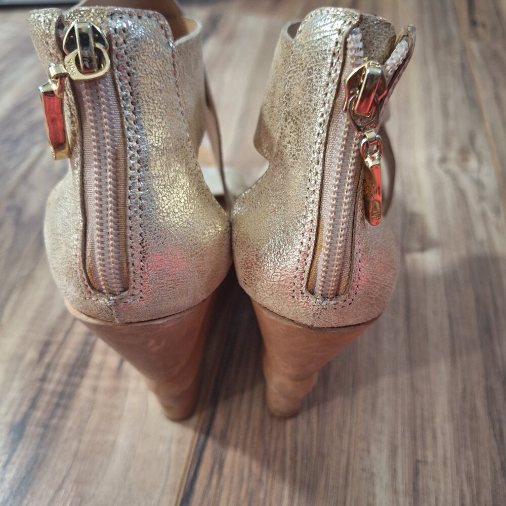 Diane Von Furstenberg Gold Metallic Leather Wedge Heel Sandals 8.5M With Back Zi - Picture 9 of 12